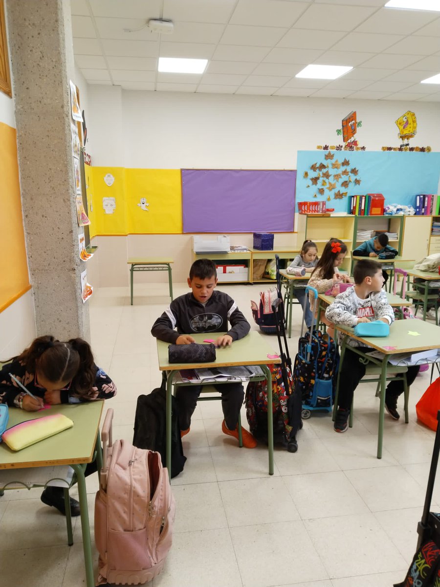 CEIP_PPicasso's tweet photo. El alumnado de 3.° B ha visitado la exposición sobre los Derechos de la Infancia 👶🧒 y han escrito mensajes de ánimo para los niños de Valencia. 💪
@unicef_es
#unipersonal
#derechosdelainfancia
#ceippablopicasso
#picassianos https://t.co/v0unTQp9QN