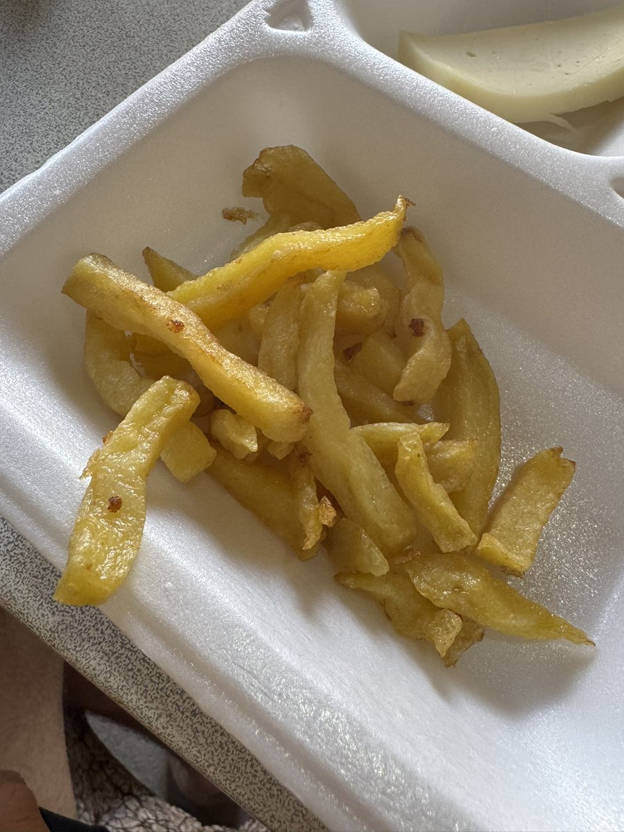 Yağda fazla beklemiş pt. Kızartmasını beğenmezken bayat patates lüksüm oldu.