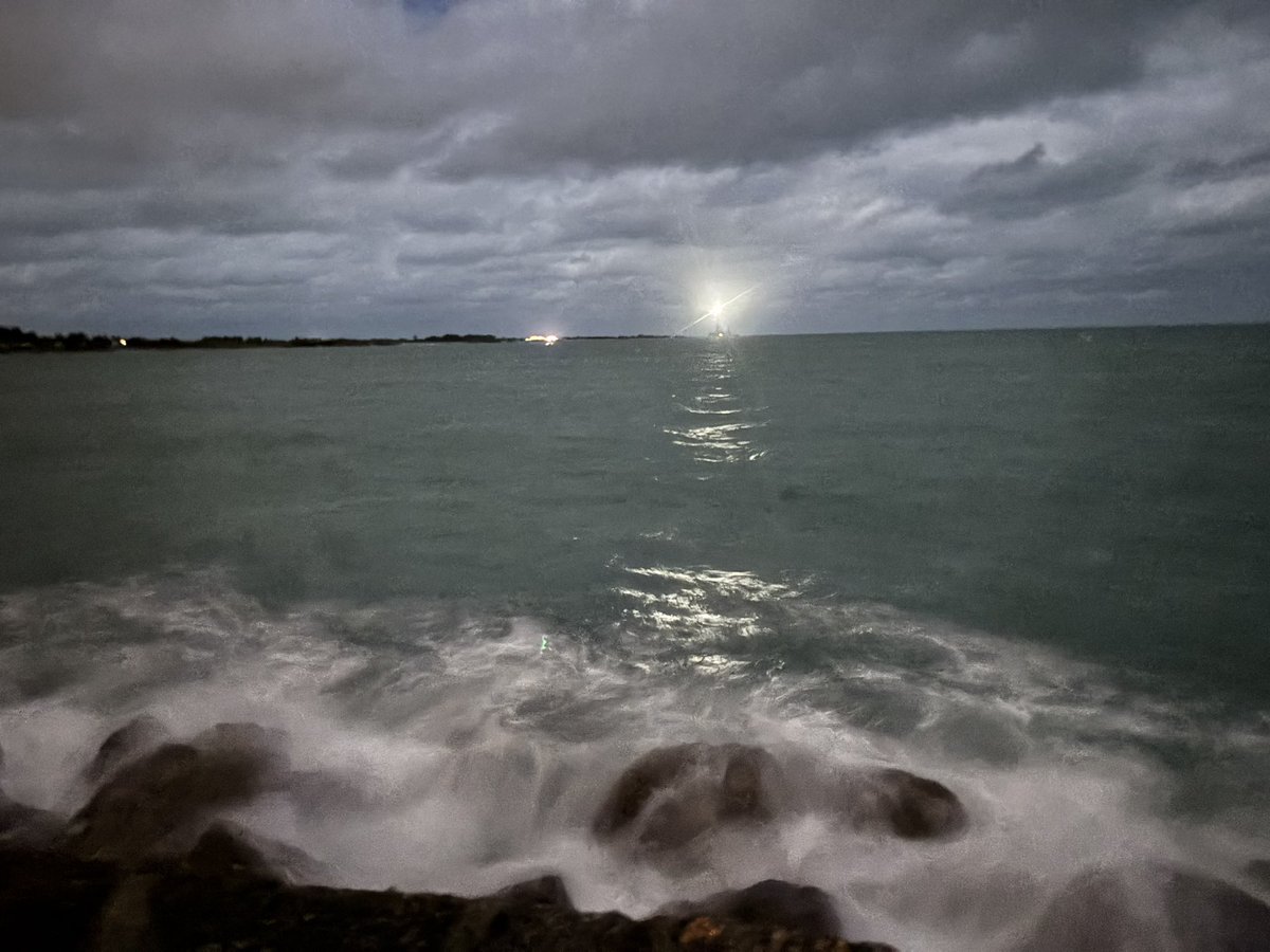 Les grandes marées s’en viennent, le phare de #Gatteville veille.