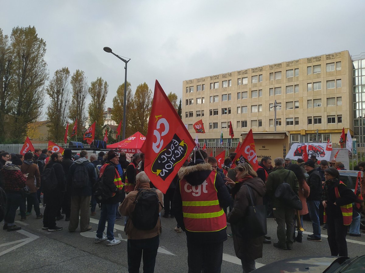 ErwinCanard's tweet photo. Rassemblement ce matin devant le rectorat de Lyon au moment où un professeur passe en commission disciplinaire,  accusé avec un collègue d'avoir "outrepassé ses prérogatives de représentants du personnel et syndicales". 

Les syndicats dénoncent une "répression syndicale ". https://t.co/qiXRVOXZp1