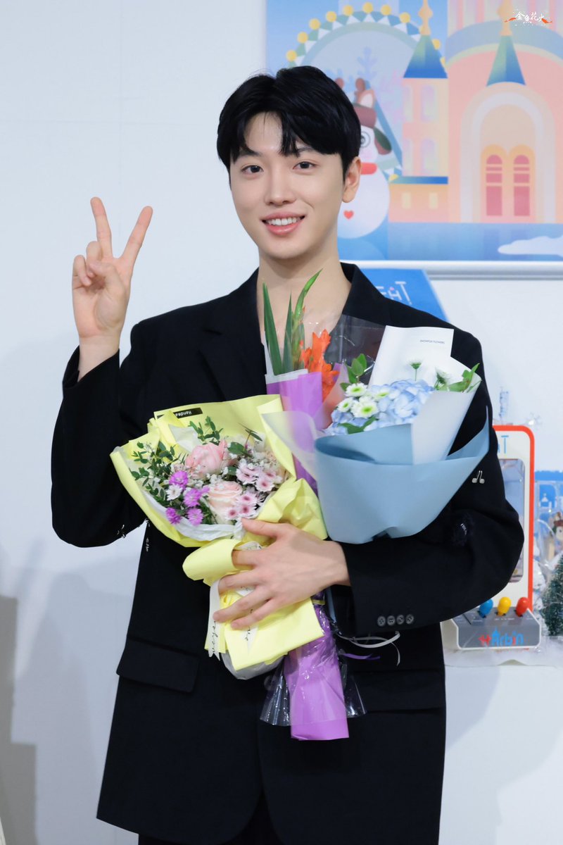 kingiyohanabi's tweet photo. 졸업 축하해🎉
#위자월 #WeiZiYue #ウィジャウォル https://t.co/wOAAqHuO3L