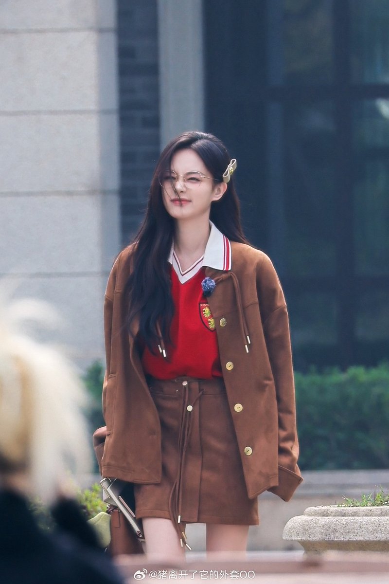 FKShi's tweet photo. Candid photo of #LiYiTong for recording Variety Show #女子推理社2/ #SHErlock2.
~Weibo 15 Nov 2024~ https://t.co/3qvZnwYfeV