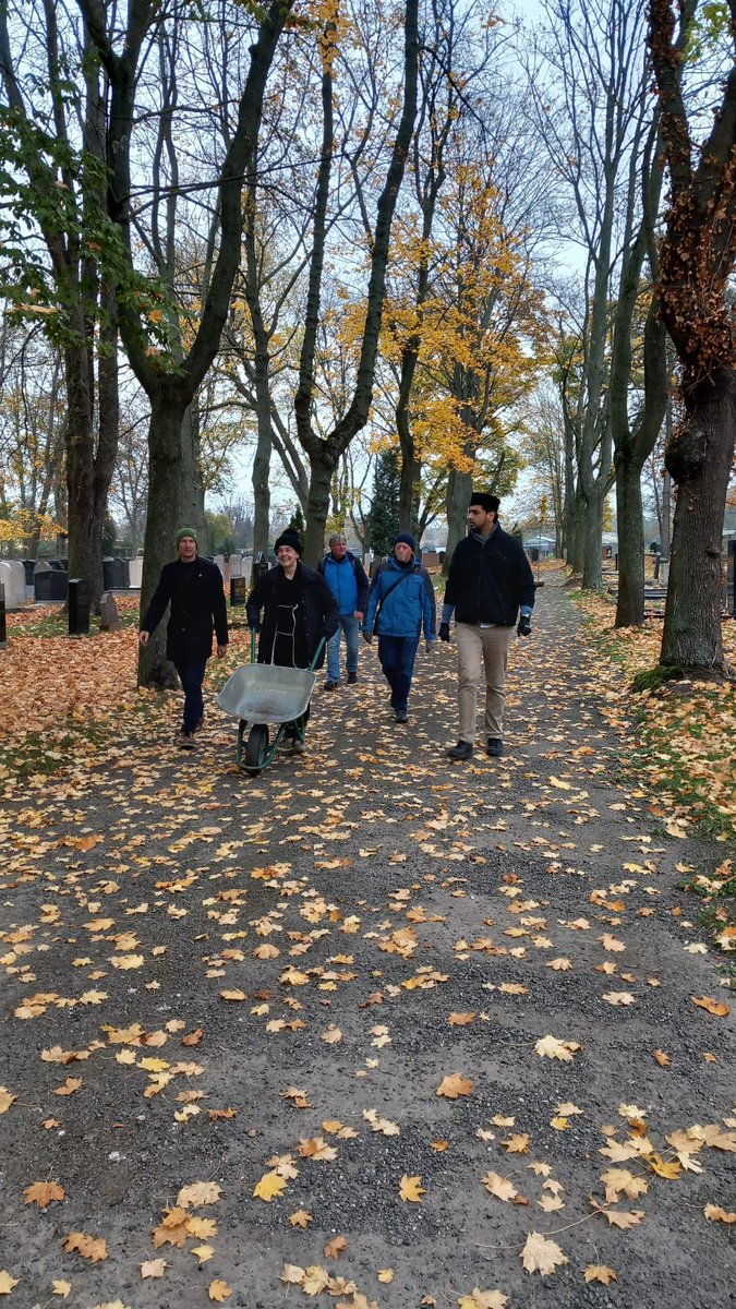 ansarullahDe's tweet photo. Baumpflanzaktion auf den Jüdischen Friedhof in Leipzig. Majlis Ansarullah spendet 5 Bäume. Gemeinsame Baumpflanzung der Majlis Ansarullah Leipzig, der Jüdischen Gemeinde Leipzig, Vertretern der Stadt Leipzig und der Organisation "Leipzig pflanzt".
#AnsarullahDE https://t.co/gSlZxW0fRi