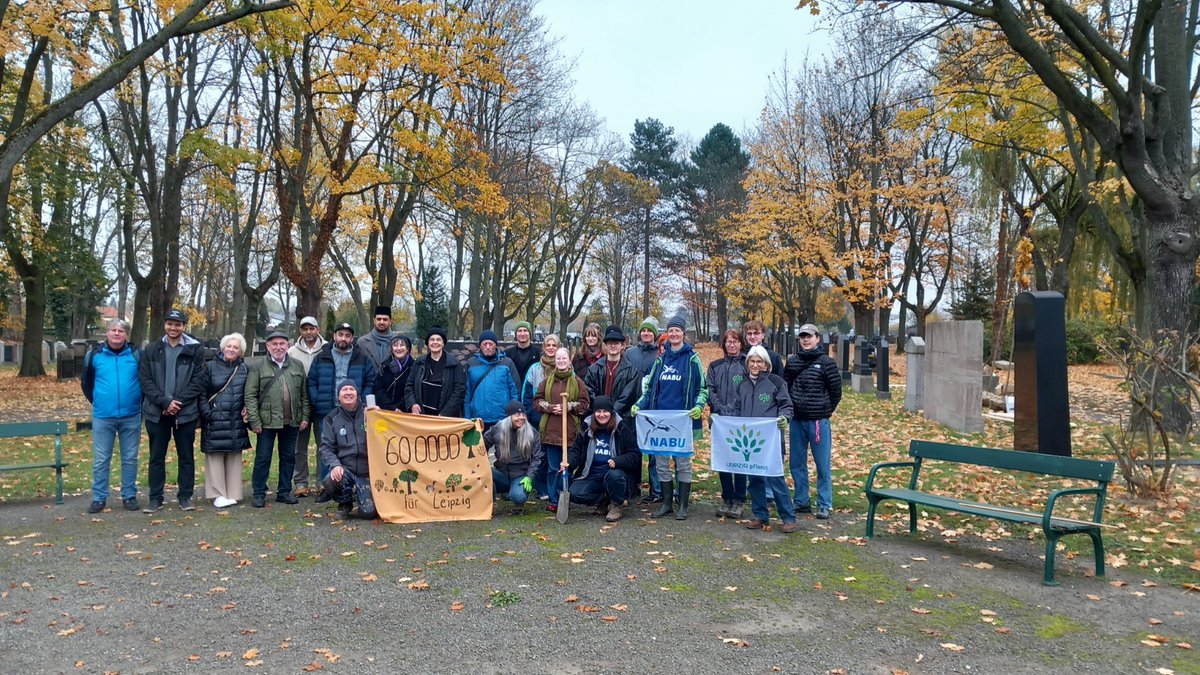 ansarullahDe's tweet photo. Baumpflanzaktion auf den Jüdischen Friedhof in Leipzig. Majlis Ansarullah spendet 5 Bäume. Gemeinsame Baumpflanzung der Majlis Ansarullah Leipzig, der Jüdischen Gemeinde Leipzig, Vertretern der Stadt Leipzig und der Organisation "Leipzig pflanzt".
#AnsarullahDE https://t.co/gSlZxW0fRi