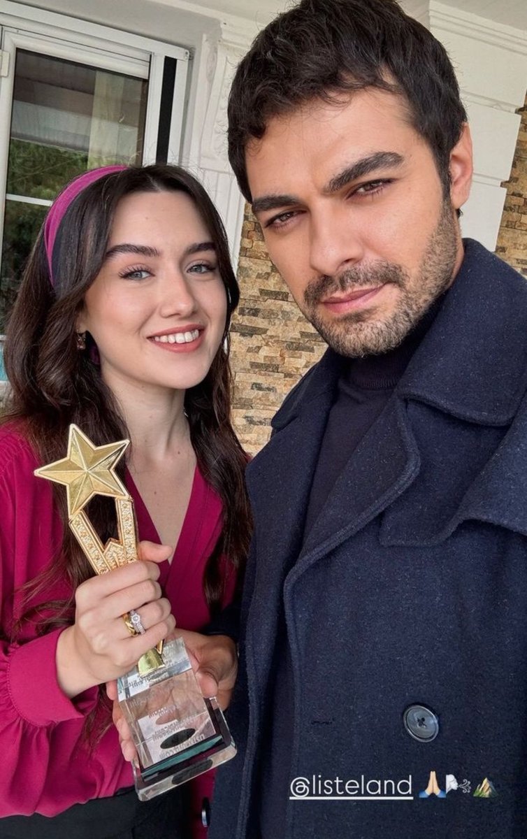 Listeland 2024 Yılının En Aşk Dolu Çifti ödülümüz ZeyHalimize ulaştı🌟🩵

Nice ödülleremiz olsun 🙏

#ZeyHal #RüzgarlıTepe 
#CemreArda #GoekberkYıldırım