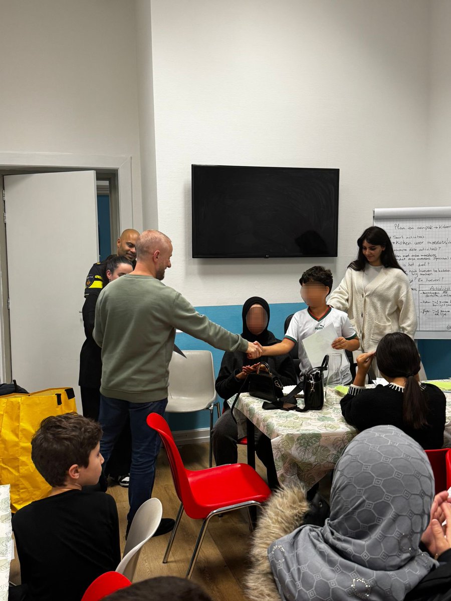 NextProjecten's tweet photo. Super trots op de KIDS die het #YoungLeaders traject hebben afgerond! Ze hebben hard gewerkt, nieuwe dingen geleerd, bewuster van groepsdruk en impact gemaakt in hun omgeving. Van idee tot werkelijkheid! Onze toppers hebben voor hun eigen moeders en oma's gekookt. #Empowerment https://t.co/9200j0ZAN4