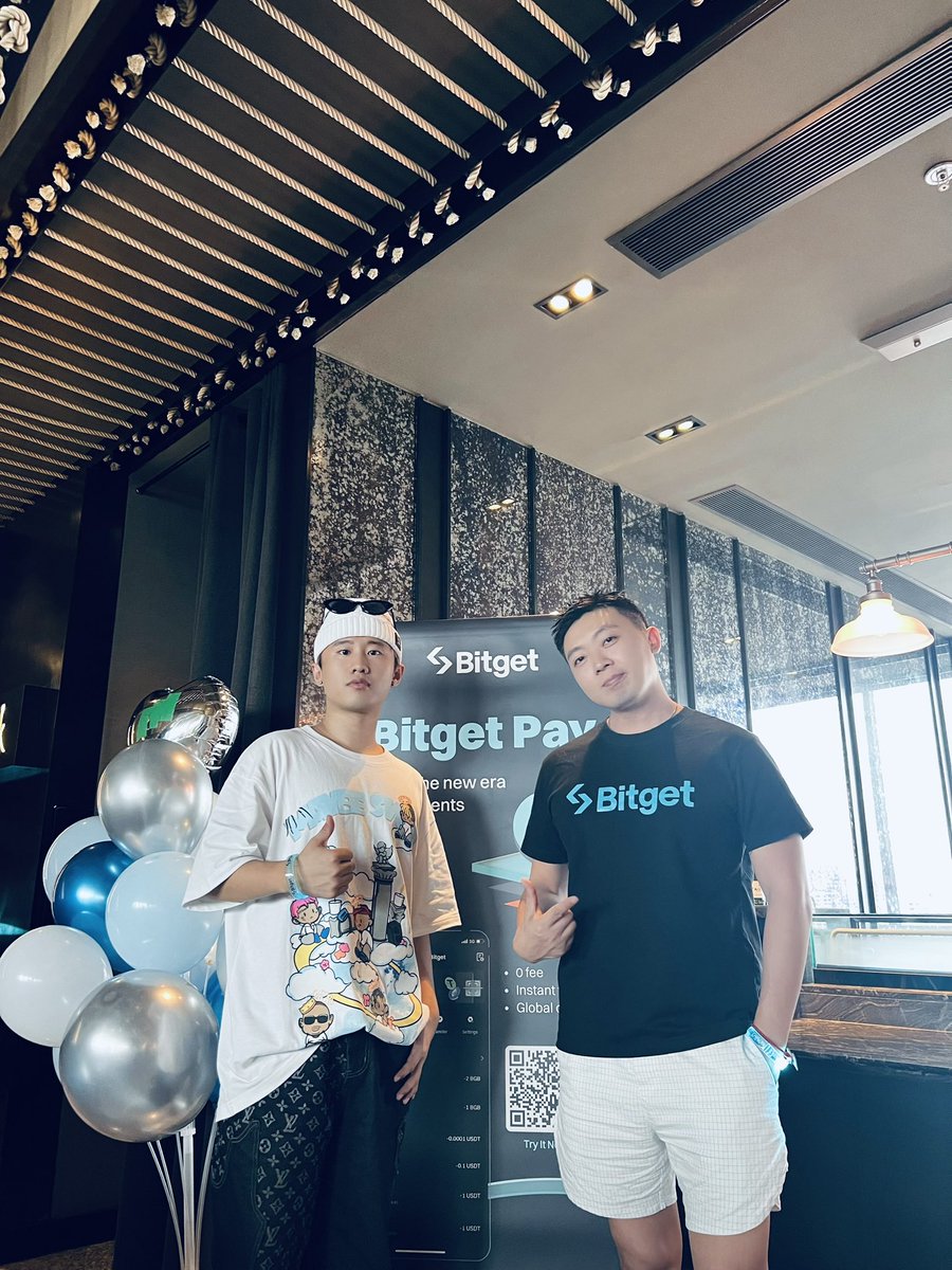 LoyalSiman's tweet photo. We Meet Again🔝
#Bitgetceo Gracy姐非常漂亮哇
家印哥又变帅啦
祝#Bitget 越来越棒
#Bitget @GracyBitget @xiejiayinBitget https://t.co/IrxnwGVFAl