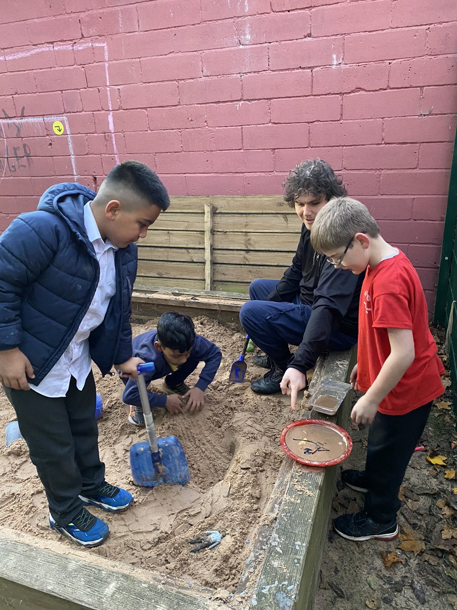 Play_Glos's tweet image. The first dark session for our Thursday #Play2Nurture group under a full moon 🌕 

It was a high octane two hours with lots of #activeplay, dancing, obstacle courses, sand, water and slime making.

@TNLComFund #TimeToBe #ChildLedPlay