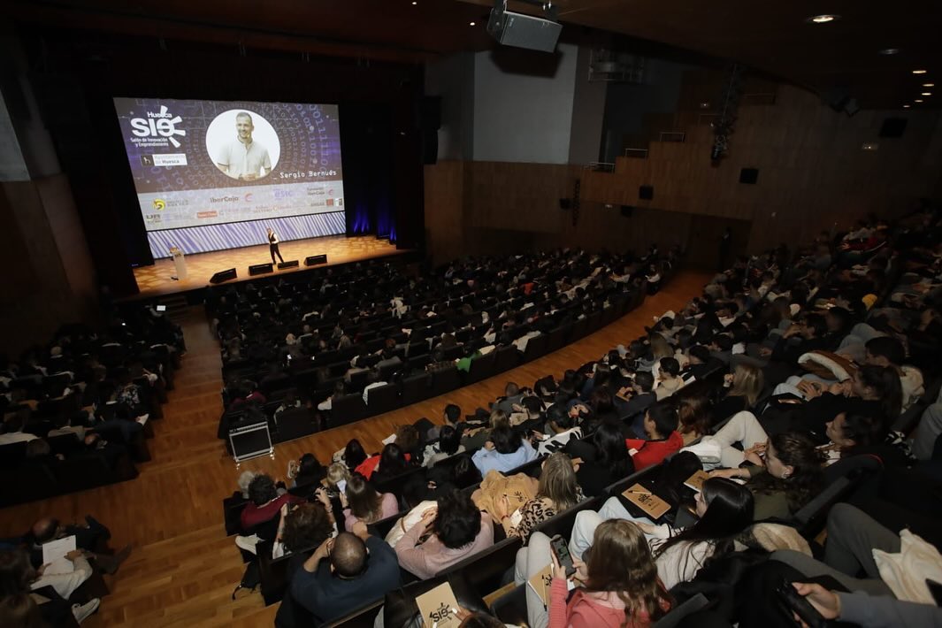 aytohuesca's tweet photo. El @SIEHuesca cierra una edición con récord de asistencia👏👏

💡El proyecto SportLines, de los alumnos de 1º de Bachillerato del @IesLucas, Jorge Gállego e Ignacio Beneded, ganó el concurso de ideas “Bombillas rotas”. ¡Enhorabuena!

Hasta el año que viene🙂
#emprendimiento #IA https://t.co/47YoVualsz