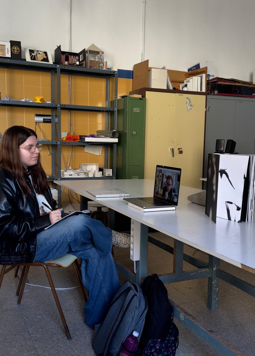 3º de Foto, Audiovisuales y Diseño  ha asistido un encuentro digital con el fotógrafo David Jiménez, cuyo 'Infinito' es uno de los mejores fotolibros publicados en España. En esta actividad han podido conocer su metodología y el proceso creativo de 'Roma', su último fotolibro.