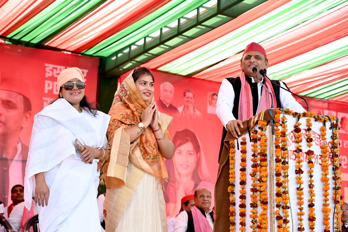 samajwadiparty's tweet photo. माननीय राष्ट्रीय अध्यक्ष श्री अखिलेश यादव जी ने अलीगढ़ की खैर विधानसभा में समाजवादी पार्टी की प्रत्याशी डॉ चारु कैन जी के समर्थन में आयोजित जनसभा को संबोधित किया एवं वोट अपील की।

PDA दे रहा संदेश,
बदलेगा सत्ता का परिवेश। https://t.co/xFNaYJ2v4r