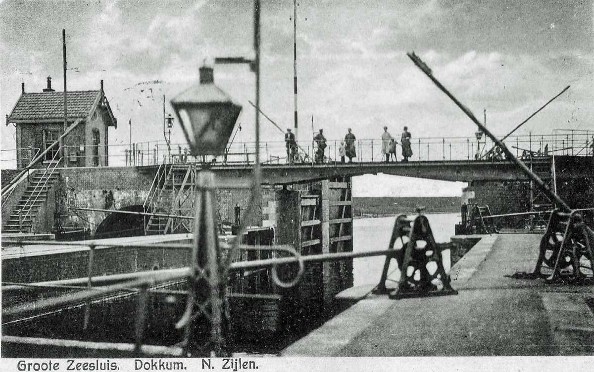 Supersneuperzeesluis des vaderlands (@sneuperdokkum) on Twitter photo De oude zeesluis van Dokkumer Nieuwezijlen eind 19e eeuw. In 1889 vertrok hiervandaan de 10-jarige Dirk Zijlstra met zijn ouders naar Argentinië. Daar werd hij Don Diego Zijlstra, met vele nakomelingen. Vanaf maart 2025 nieuwe serie Emigratie <a href="/AndereTijden/">Andere Tijden</a> hvnf.nl/2012/01/dirk-z… De oude zeesluis van Dokkumer Nieuwezijlen eind 19e eeuw. In 1889 vertrok hiervandaan de 10-jarige Dirk Zijlstra met zijn ouders naar Argentinië. Daar werd hij Don Diego Zijlstra, met vele nakomelingen. Vanaf maart 2025 nieuwe serie Emigratie <a href="/AndereTijden/">Andere Tijden</a> hvnf.nl/2012/01/dirk-z…