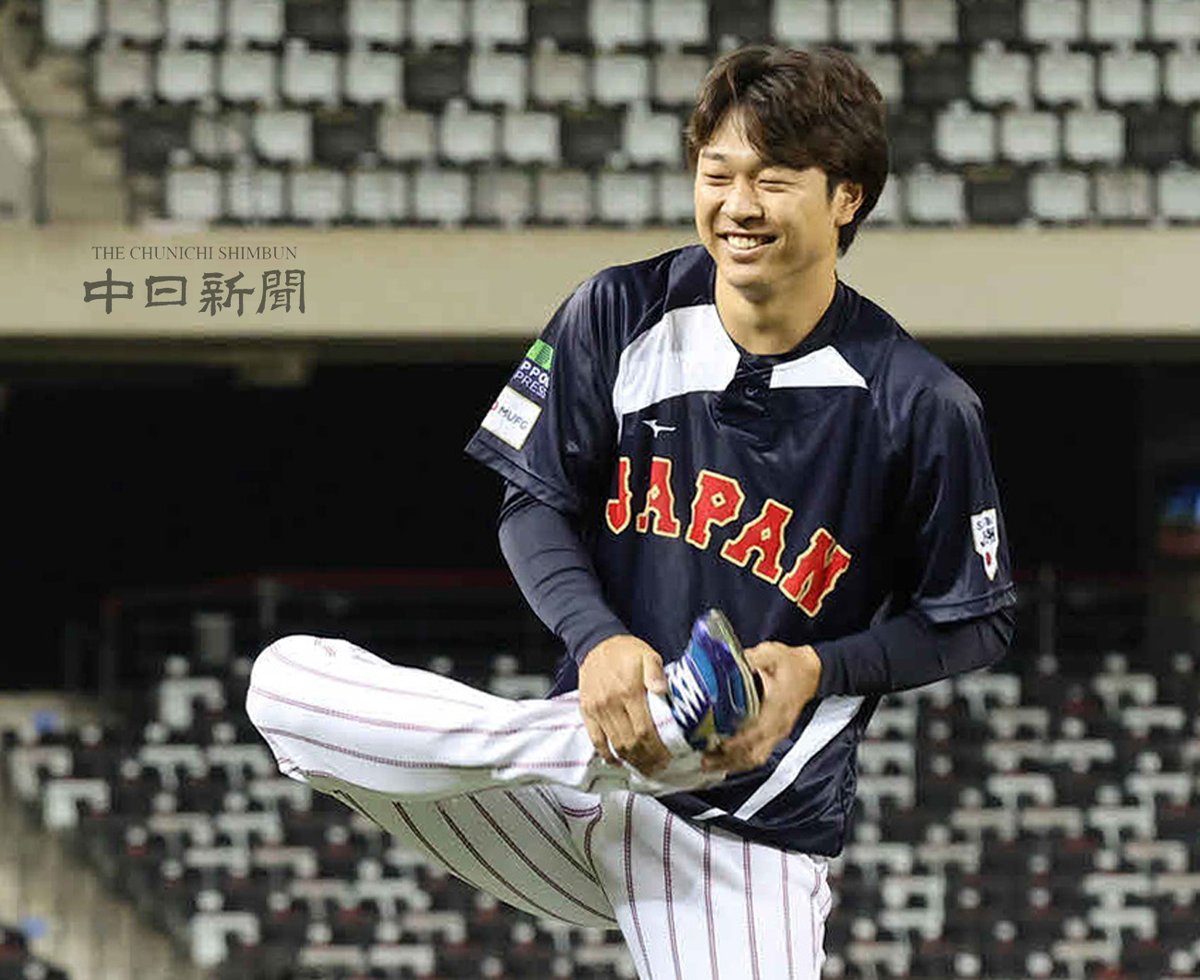 chunichiphoto's tweet photo. 【ドラゴンズ】試合前にリラックスした表情の高橋投手 #高橋宏斗 #中日新聞 #中日スポーツ https://t.co/qe4GshAa4M