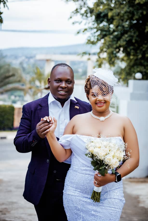 RGisanintwari's tweet photo. 🚨 Breaking News 🚨 

Uwiringiyimana Eric wahoze ari umu Padiri yabivuyemo ubu amaze gusezerana n'umukunzi we yihebeye! 

Mwokabyaramwe Abasesaridodi ko barimo kubivamo ku bwinshi?? https://t.co/C8oXhG2ivK