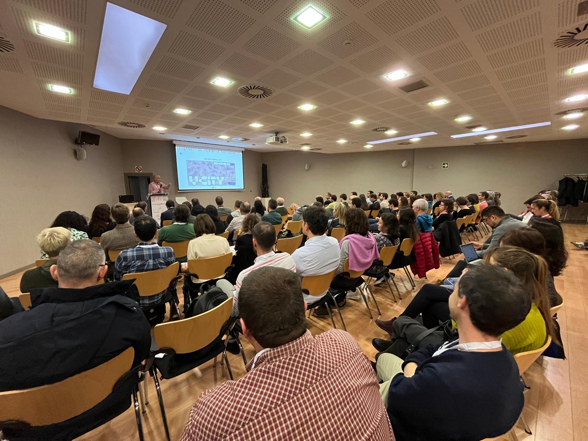 III. geoEuskadi &amp; JIIDE24
El paso de los días no hacen mella en las ponencias. El interés es máximo en este último día del Congreso.

Egunen joan-etorriak ez du Kongresuaren interesa gutxitzen. Aretoak lepo gaur ere.

#geoEuskadi
#JIIDE