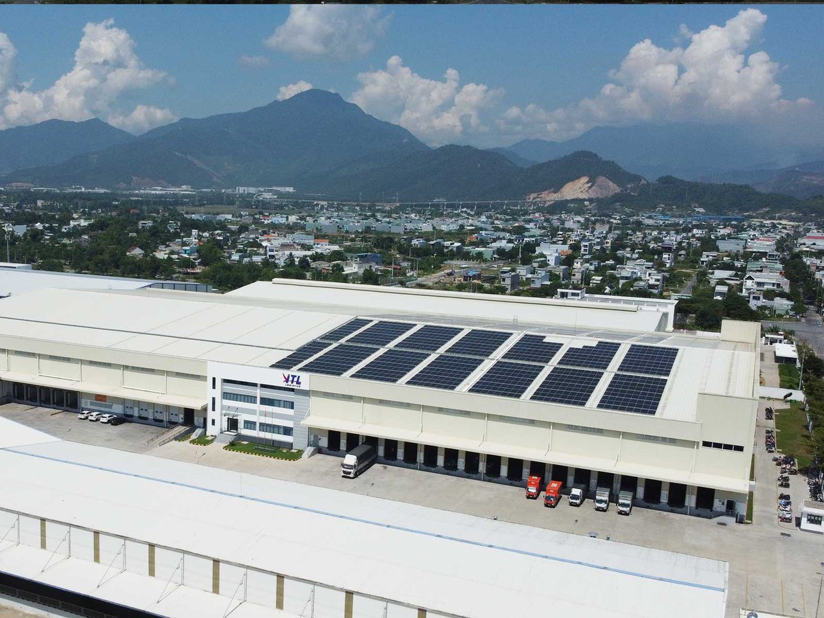 GrowattInverter's tweet image. Powering logistics with sunshine in Vietnam: This 1MWp solar installation at YTL's Logistic warehouse features our MAX 110KTL3-X LV inverters and a Smart Energy Management unit that ensures zero-export functionality: en.growatt.com/products/max-1… #SolarLogistics #CleanEnergy
