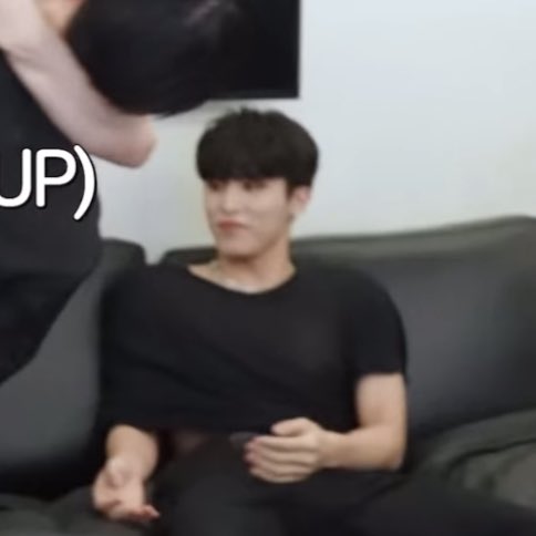 jexngwxx's tweet photo. jeongwoo why are you wearing your shirt like that? 🤣🤣🤣 #박정우 

#treasure #2024MAMAVOTE https://t.co/CX7pNJFMOw
