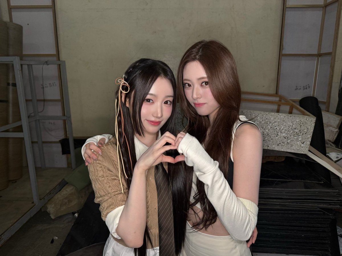 Yuna sunbaenim, thank you for making my dream come true. ☻ When I first greeted you, your incredibly sweet smile nearly brought me to tears. I truly hope we can meet again someday in the future. ITZY, MIDZY, let’s soar together! #ForeverMidzySince2019 🪽