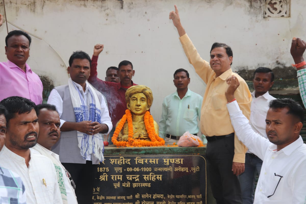 भगवान बिरसा मुंडा जी जयंती के अवसर पर बोड़ाम हाटतोला स्थित उनकी प्रतिमा पर माल्यार्पण कर श्रद्धांजलि अर्पित की।

भगवान बिरसा मुंडा अमर रहें ✊

#Jharkhand #BhagwanBirsaMunda #Naman