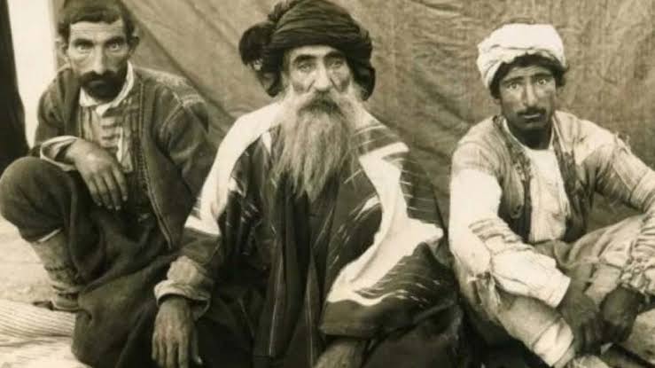 "Bu zalimler çoluk çocuğumuzu katlettiler.Şimdi de onurumuzla oynamak istiyorlar.Bunu kabul edemem Usenem.Buğday Meydanı’nda elin elimde olacak cigeramı.Korkma,kimseye minnet etme.Bizim alnımızda kara leke yok. Başını dik tut Omedamı.Varsın Buğday Meydanı bize Kerbela günü olsun”