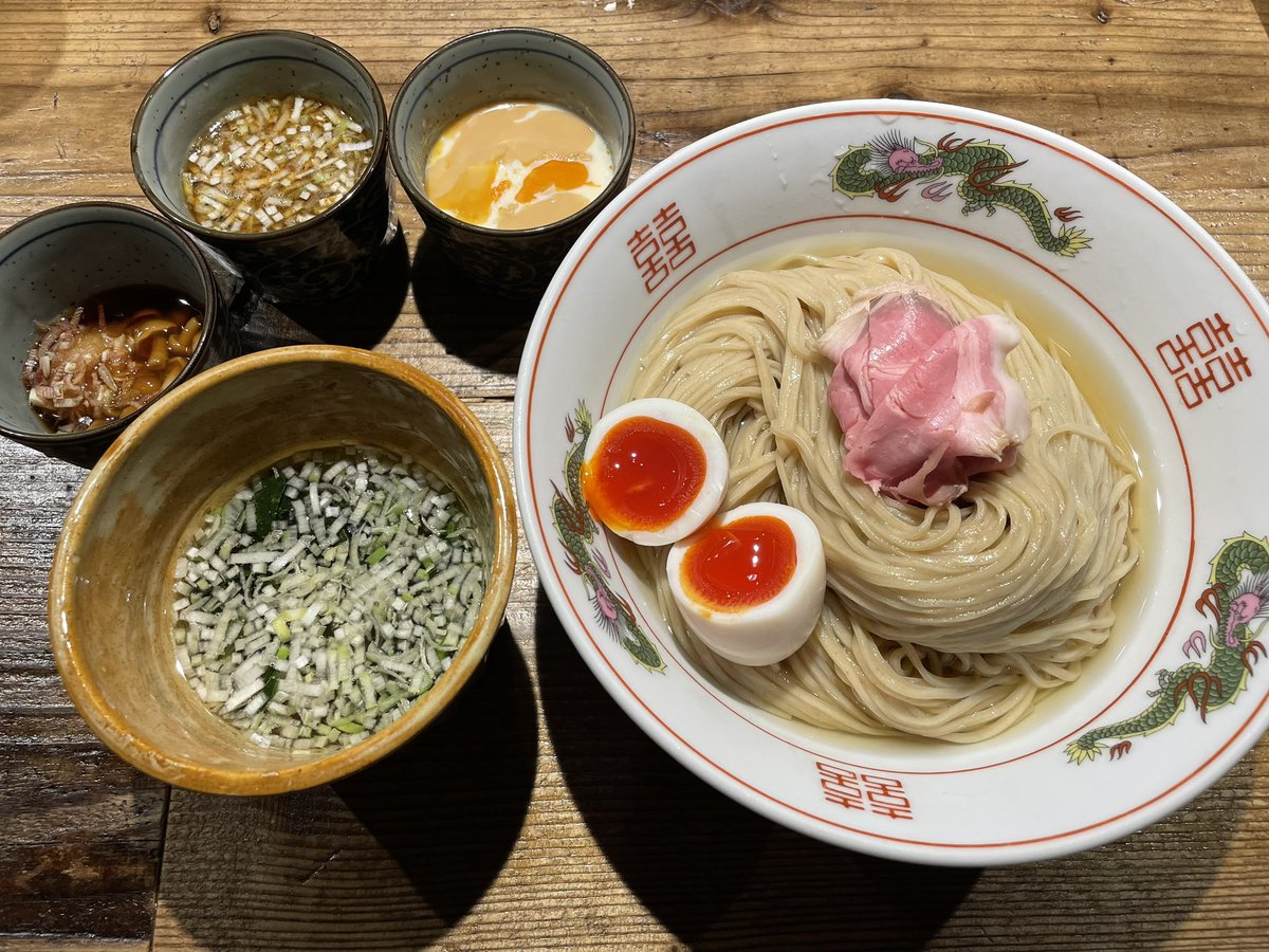 makay0809's tweet image. 「RUNWAY」の稽古の合間、「きたやじオン•ザ•ロード」の打合せと作業の日々。今日は足をのばして『伊之瀬』で特上昆布水つけ麺に味玉。麺は同料金なので迷わず300g。4種類のつけ汁を堪能しました。美味しく満腹!ご馳走でした!