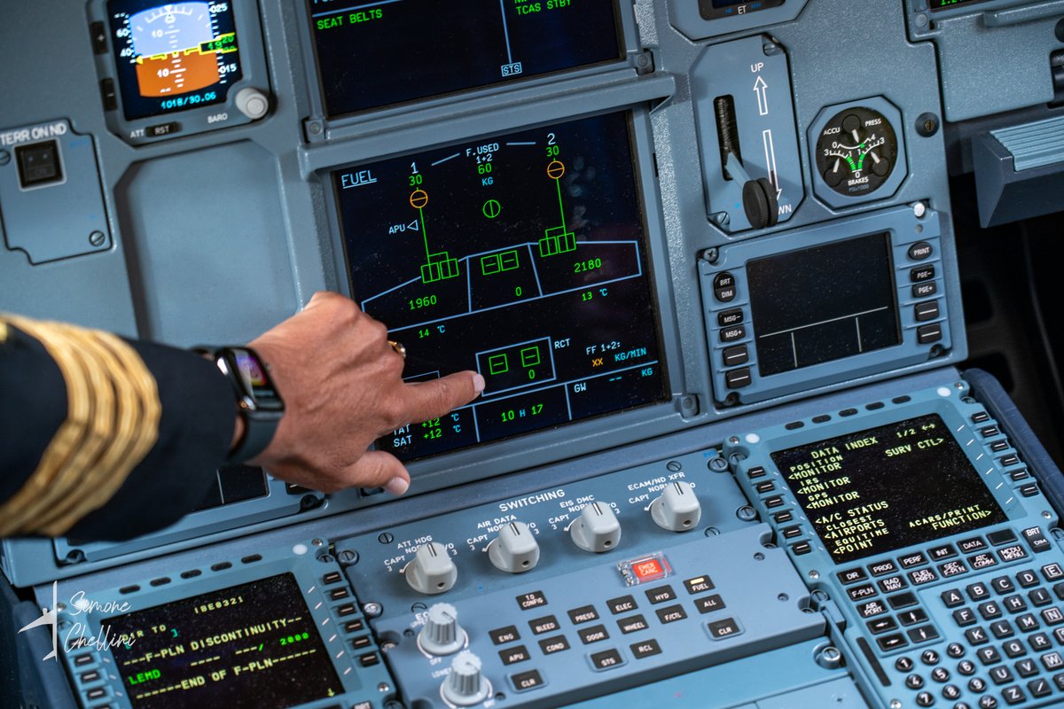 simone_chellini's tweet photo. ✈️ The Rear Centre Tank and Thrust Bump inside @Iberia's A321XLR cockpit—two important features that enable the XLR to fly farther. Thanks again to the cabin crew for showing us this incredible new aircraft!

via @airwaysmagazine https://t.co/3Gp30tpjNb