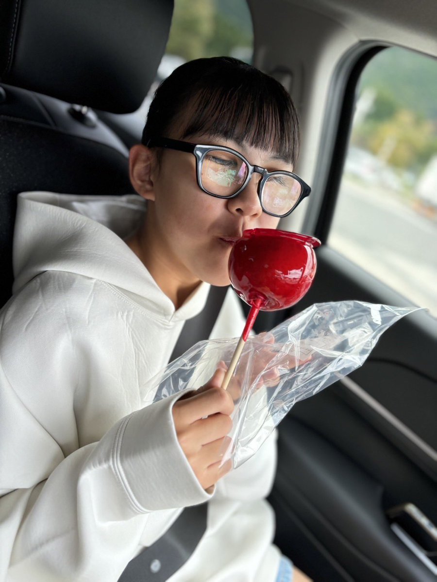 2か月前にバディカダイレクトをご利用頂きご納車いただいたお客様より素敵なお便りを頂きました。『車内の香り』『スピーカーから流れる音』『家族の笑顔』
ヴェゼルを家族の一員として迎え入れて頂けたというお言葉が本当に感慨深いです。