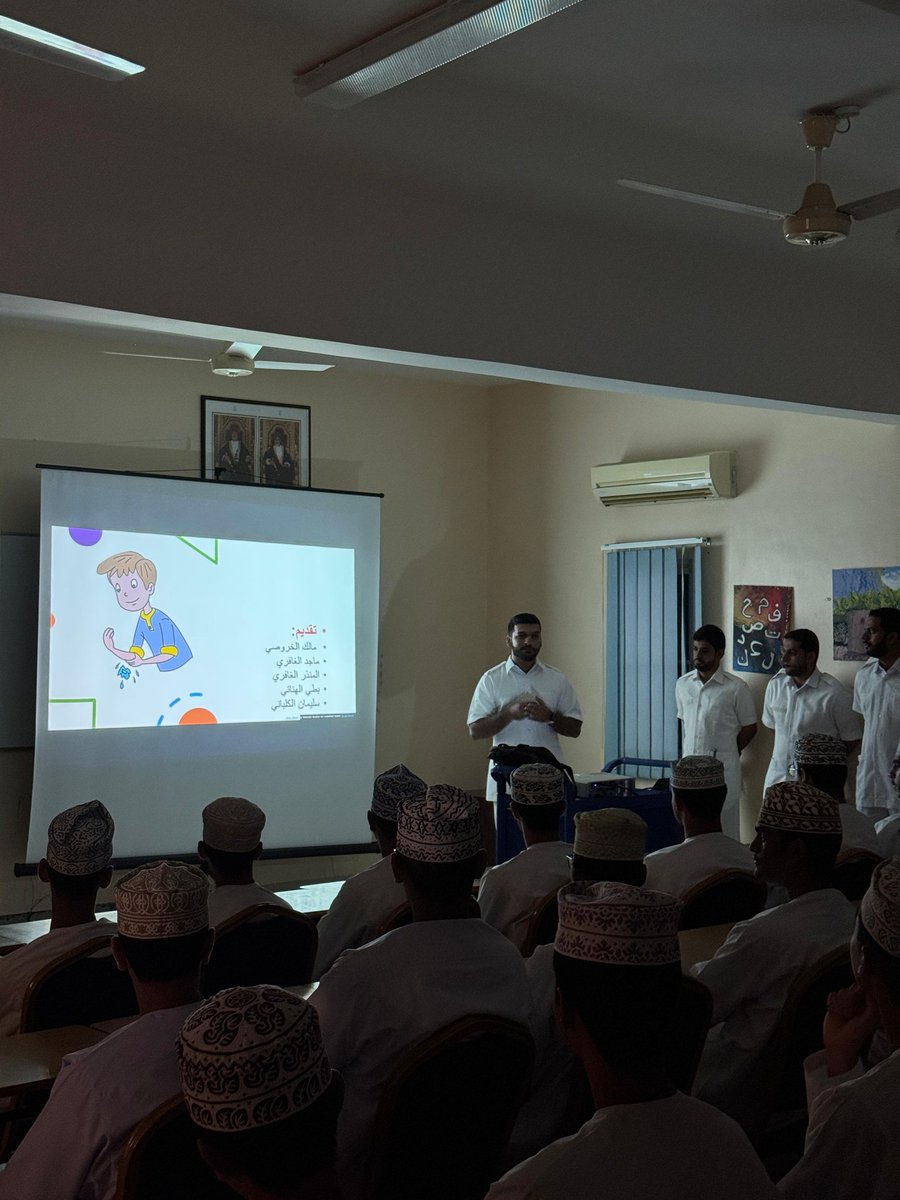 ورشة توعوية بعنوان ( دور النظافة الشخصية في  الوقاية من الأمراض ) قدمها مجموعة من الممرضين المتدربين من المدرسة الطبية العسكرية ... أشرف على الورشة المشرف الصحي والأخصائيين النفسي  والاجتماعي  بالمدرسة .