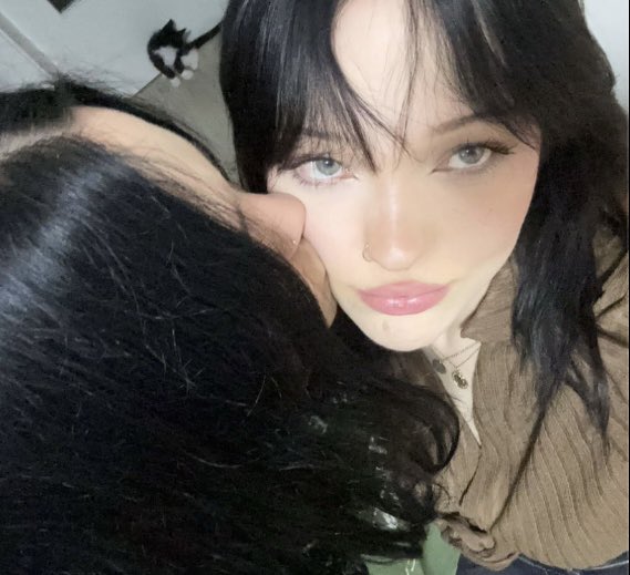 don’t wanna brag but look at my girlfriend AGGHHHH