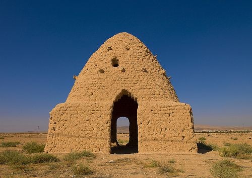 JBismarc's tweet photo. The beehive houses of Hama, Syria, are unique mud brick structures designed for the region's hot climate. Their dome shaped design provides natural insulation, keeping interiors cool in summer and warm in winter, while using minimal materials. #Architecture #HamaSyria #EcoDesign https://t.co/R9ZAraGDdl