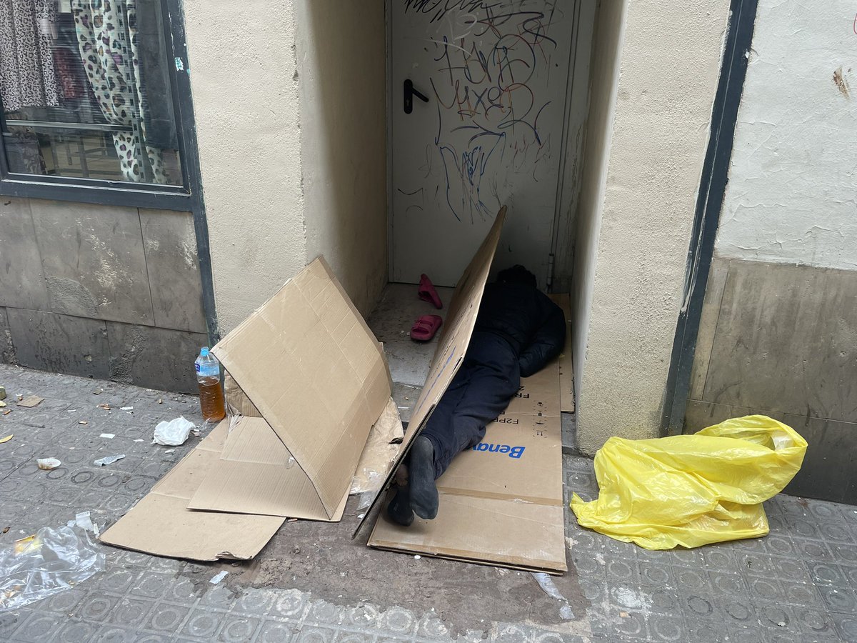 Jorch1122's tweet photo. Aquest és el panorama que tenim cada dia davant de casa. Al carrer d’En Roig, a 5 minuts de plaça Catalunya. Això també és Barcelona. #barcelona @AdaColau @bcn_ajuntament @GUBBarcelona https://t.co/h6IrPMyyof