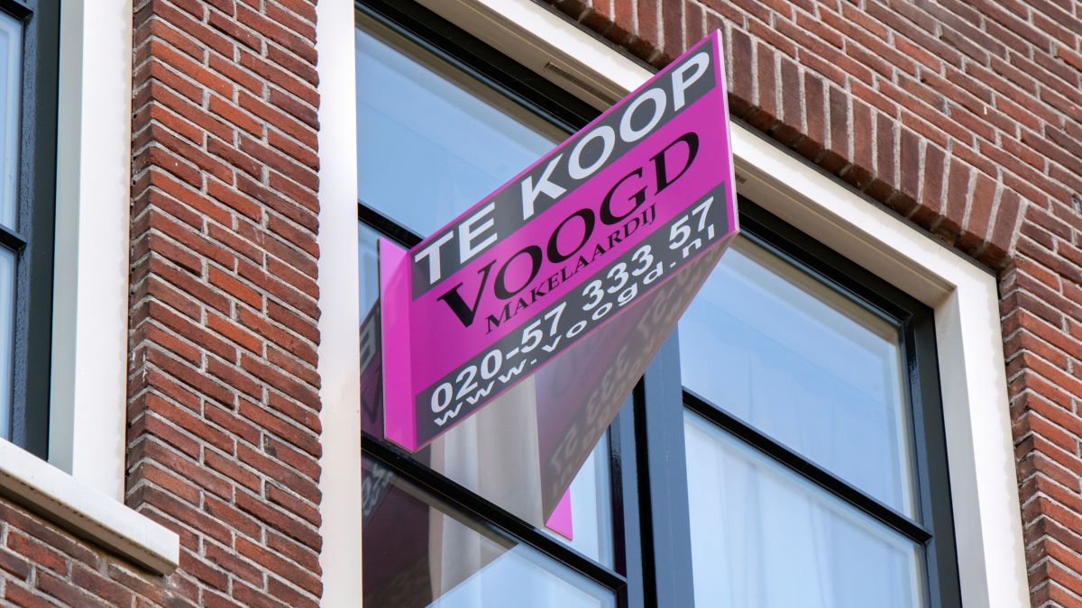 Notarissen passeerden in oktober 14% meer akten dan in oktober 2023. Vooral het aantal hypotheek- en overdrachtsakten🏠 steeg flink, met respectievelijk 24% en 19%. 
Meer cijfers over het #notariaat? Kijk hier: knb.nl/nieuwsberichte…