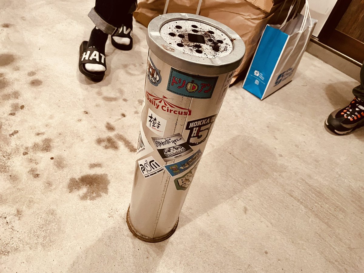 Piro_Makimura's tweet image. 今日の宿泊先に行く前に、ステキなお店へ少し寄り道☠️

#HELLSTORE
#evilwire