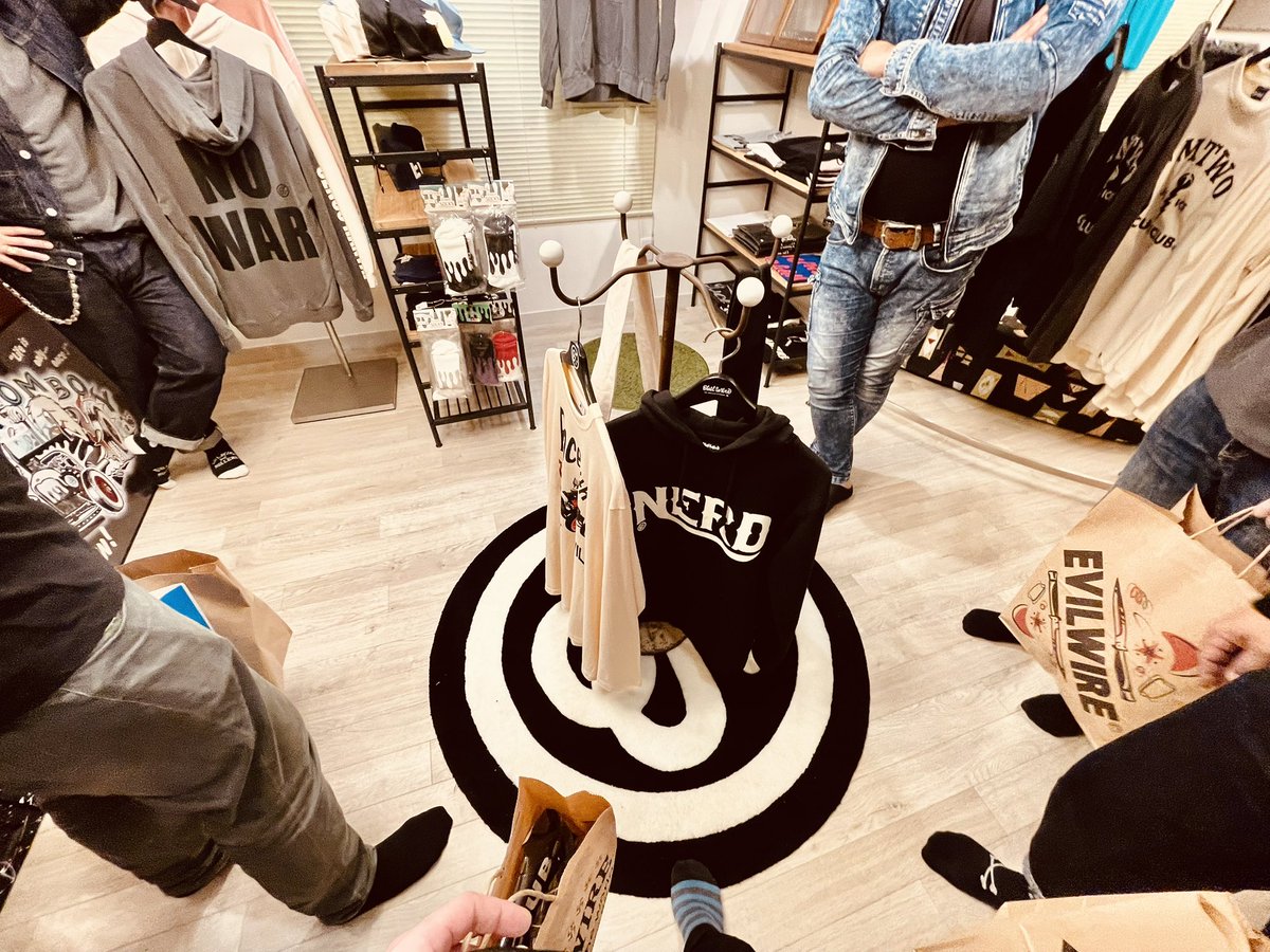 Piro_Makimura's tweet image. 今日の宿泊先に行く前に、ステキなお店へ少し寄り道☠️

#HELLSTORE
#evilwire