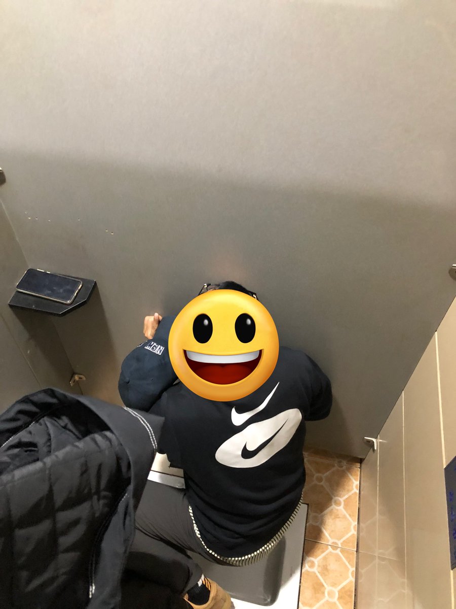 jsxymss's tweet photo. 人气火爆，现在都流行在一个隔间吃了，耐克小哥的技术相当厉害，吃的嗷嗷叫。 https://t.co/19XcRb4DLe