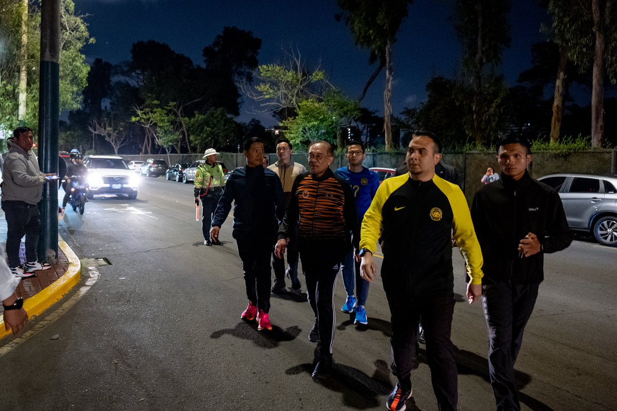 anwaribrahim's tweet image. Usai urusan terkait APEC 2024, saya sempat jalan santai di sekitar tempat penginapan.

Walaupun sarat dengan pelbagai agenda mesyuarat dan pertemuan, tahap kesihatan dan kecergasan diri sepanjang permusafiran ini sentiasa dititik beratkan.

#MalaysiaMADANI