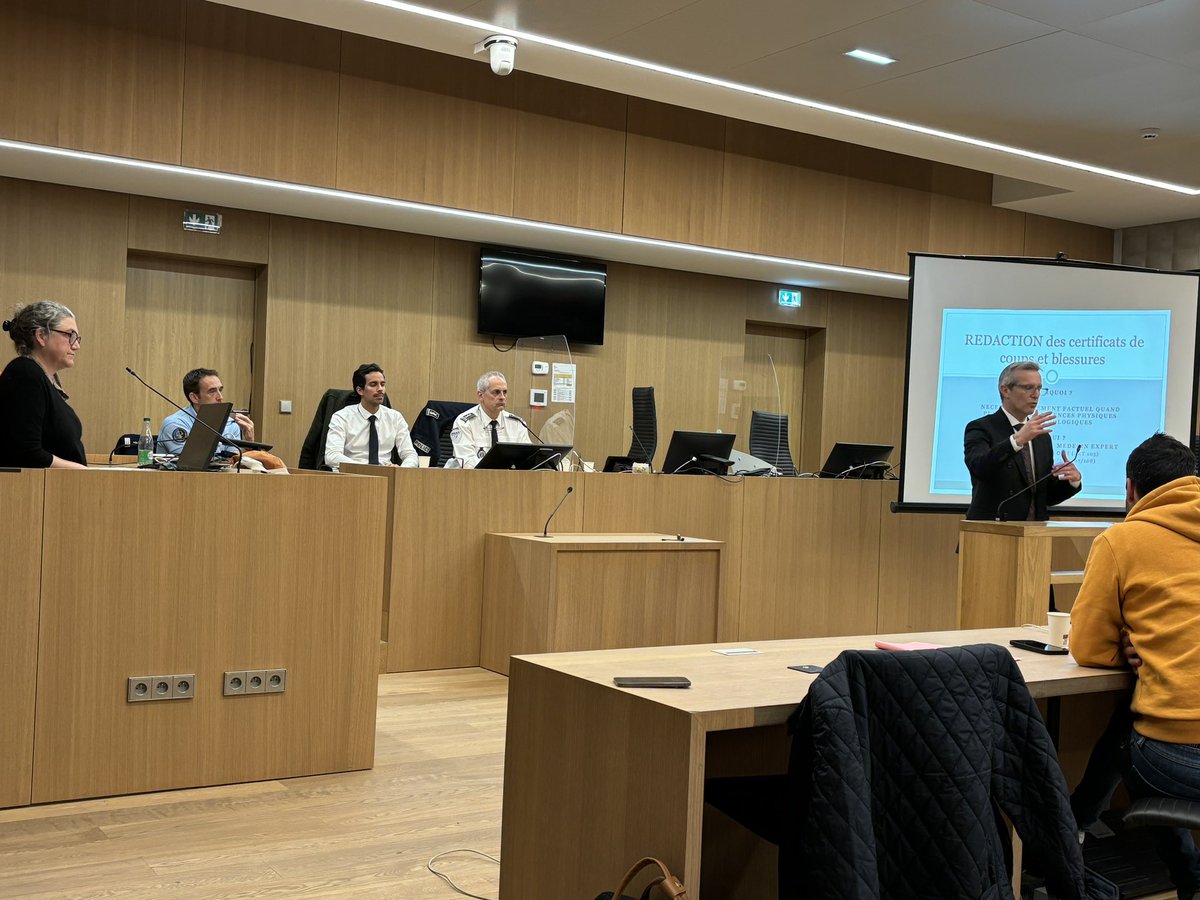 Nuit de la médecine légale hier au TJ de Douai: très heureux d’avoir pu échanger avec les professions médicales sur les signalements, les certificats de décès et de coups et blessures. Merci à la CPTS, au Dr Gaulon, notre légiste, et aux FSI pour leur passionnante contribution !!