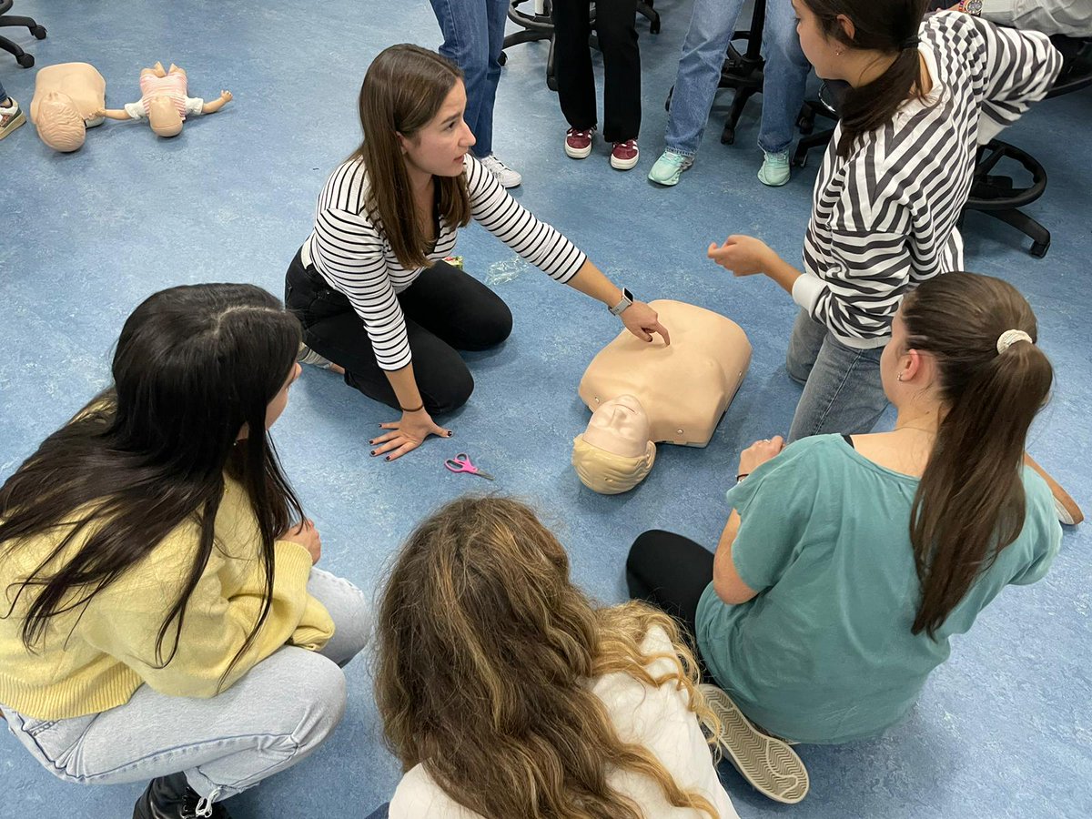 📝 O Grupo de traballo de Urxencias de AGAMFEC 
 ven de impartir un obradoiro de Primeiros Auxilios ao alumnado da Facultade de Medicina de USC a través da asociación de alumnos Meiga.