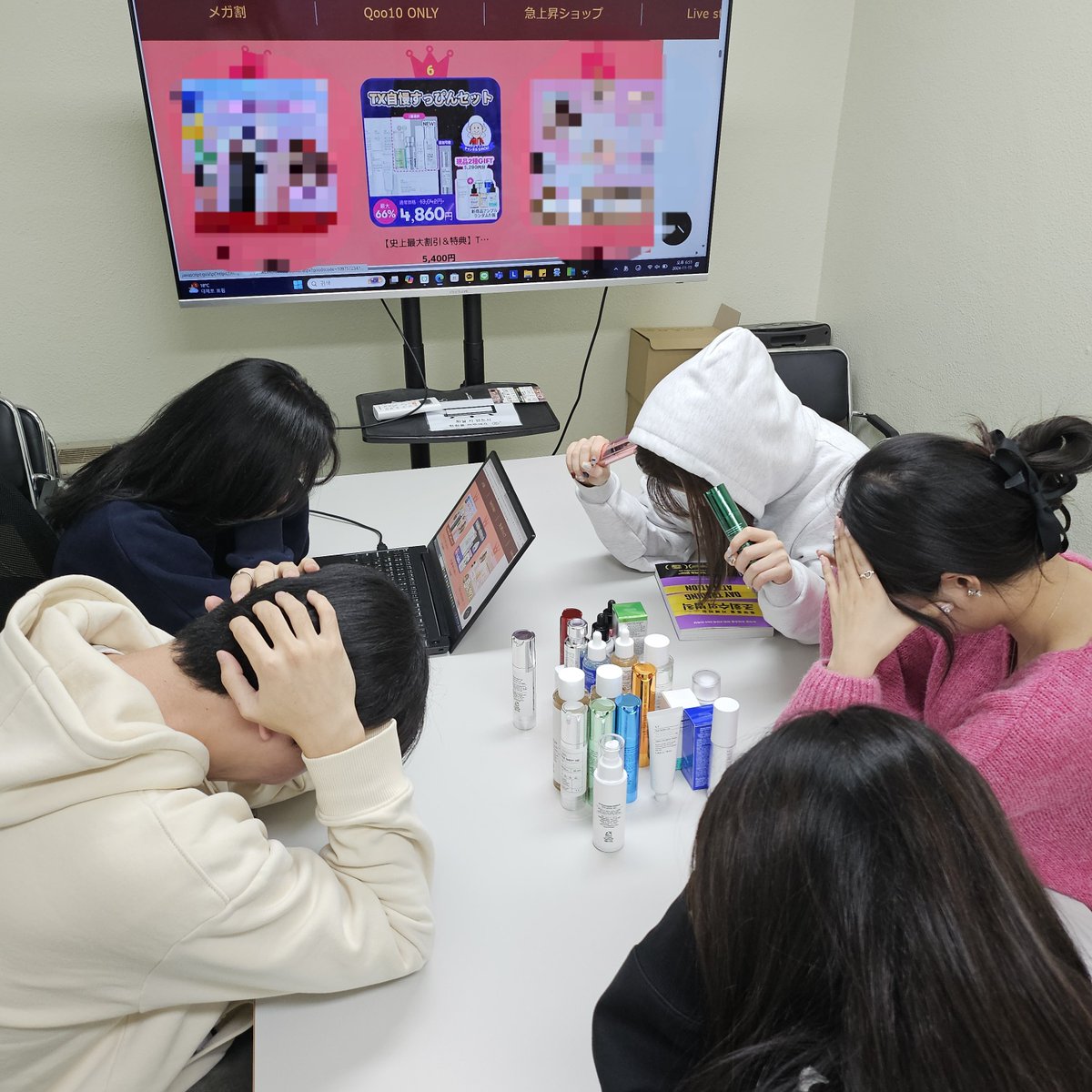 🥺EVENT🥺
創立10周年を迎えて赤字なんて気にしない❕
恩返ししようという気持ちで準備した今回のメガ割😤

しかし、思い届かず…？
ランキング1位取れませんでした💦
今まで帰れず会社に監禁されてます🔥
あんなに頑張ったのに…

そこで恥を捨てて皆さんにお願いです！
VT！1位がしたいです！