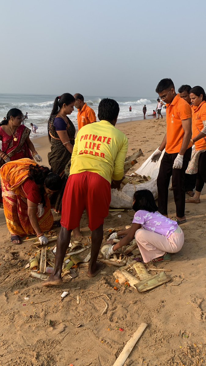 SureshNanda20's tweet photo. Cleaning work at Chakra Tritha Sea Beach on the occasion of Kartika Purnima @puriulb @MohanMOdisha @CMO_Odisha @sambitswaraj @dm_puri https://t.co/NE7AQIaMoD
