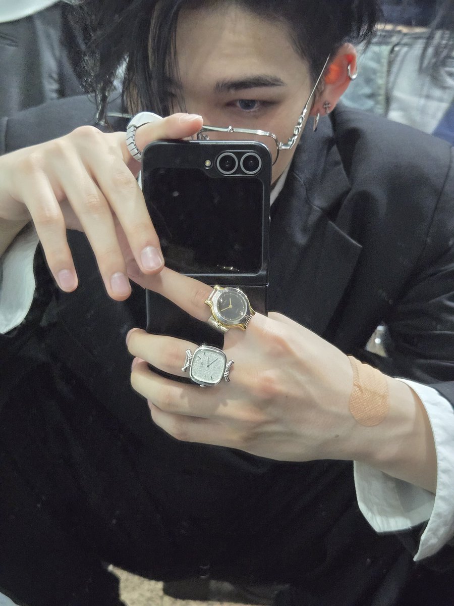 enhypenweverse's tweet image. [ #니키’s Post ] 241115

#NI_KI: Did you watch today’s MuBank~?? Don’t forget to vote for MAMA too🫠 #.visafanschoiceoftheyear

@ENHYPEN_members @ENHYPEN #ENHYPEN #엔하이픈