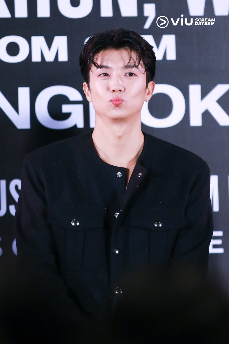 Viu_TH's tweet photo. ความหล่อเท่ทะลุจอ สมศักดิ์ศรีไอดอลสัตว์ป่า!

น้องวิวเก็บภาพสามหนุ่มสุดหล่อในงานแถลงข่าววันนี้
มาฝากให้ Hottest หายคิดถึงงง ก่อนไปฟินพร้อมกัน
ในแฟนคอนวันพรุ่งนี้ ��️🙌🏻

#JUN_K #NICHKHUN  #Wooyoung 
#2PM_ENWJ_inBKK
#2024_FanCon_ENWJ_BKK https://t.co/3BObkwHV89