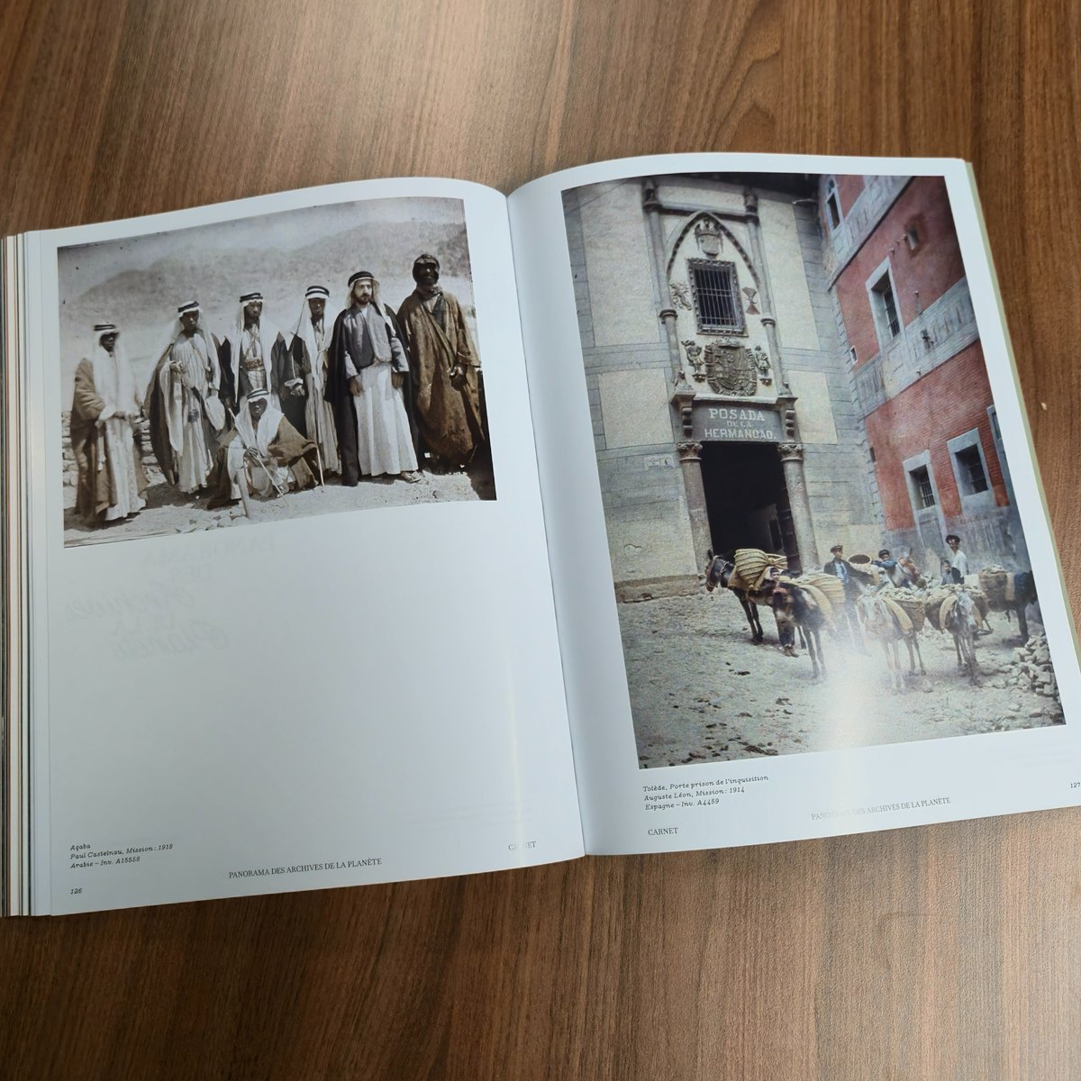BnuEditions's tweet photo. [Focus catalogue]

La dernière partie du catalogue constitue un portefolio des nombreux autochromes présentés dans l'exposition, reproduits sur papier glacé.

Pour repartir avec ce petit bout d'expo, rdv dans nos boutiques, en librairies et en ligne : https://t.co/jty0R6n7XE https://t.co/97F5OwKfUN