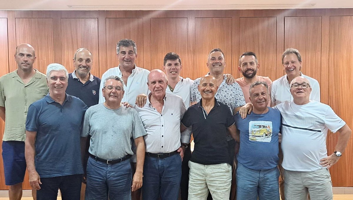 CabineSport's tweet photo. José Pereira, presidente da Associação Nacional dos Treinadores de Futebol:

"João Pereira está inscrito como treinador adjunto e, como tal, está dentro da legalidade. No entanto, vamos ver se será mesmo adjunto ou principal. E como? Veremos durante os jogos se dá instruções, se está de pé ou sentado, se dá indicações para dentro do campo.

É verdade que ver os treinos seria também uma opção, mas como não temos acesso aos treinos, são à porta fechada, não poderemos tirar conclusões por aí. Para já, não há nenhuma queixa, nem poderia haver. 

Vamos ver como tudo se processa no futuro. Caso tenha um comportamento de treinador principal, avançaremos com várias queixas, nomeadamente ao Conselho de Disciplina da FPF, a principal, depois à UEFA, Liga, Federação, IPDJ, ASAE."

Via: @ojogo