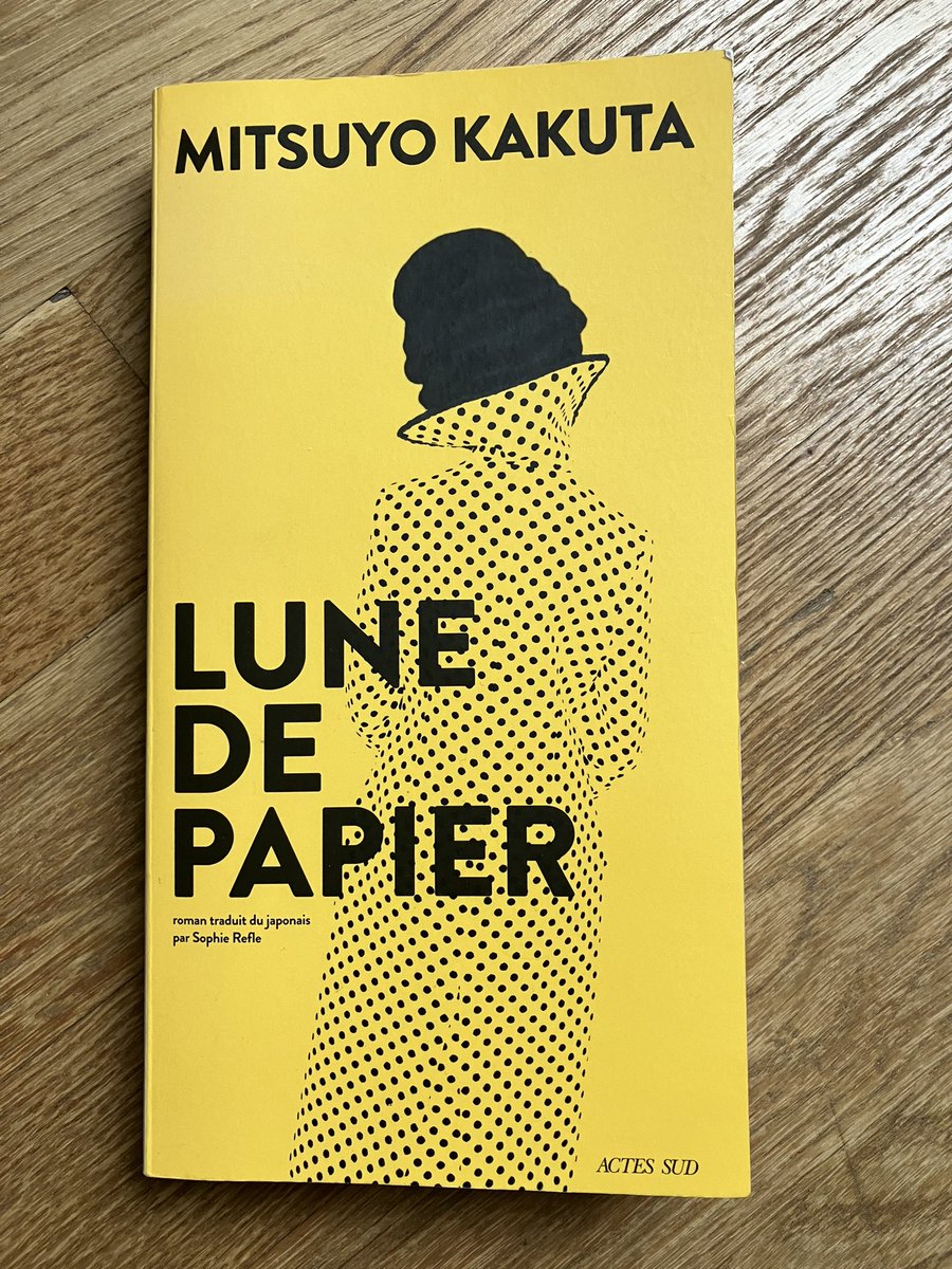 Je retourne au Japon pour ce #VendrediLecture :
« Lune de papier »
De Mitsuyo Kakuta
Traduit par Sophie Refle
Aux éditions <a href="/ActesSud/">Actes Sud</a> 
Que fait la Japonaise Rika seule en Thaïlande ?
Un engrenage parti d’une envie de reconnaissance et d’indépendance… 📗❤️📘
