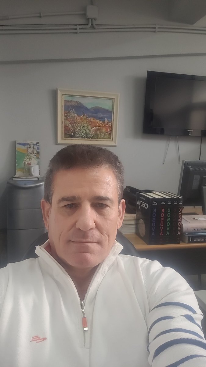 Aleksandercipa's tweet photo. Përditë shoh qart, por vjen ma turbull nesër!!!!
Çast nga këndi i përditshëm i punës... https://t.co/vlg5elsUNd