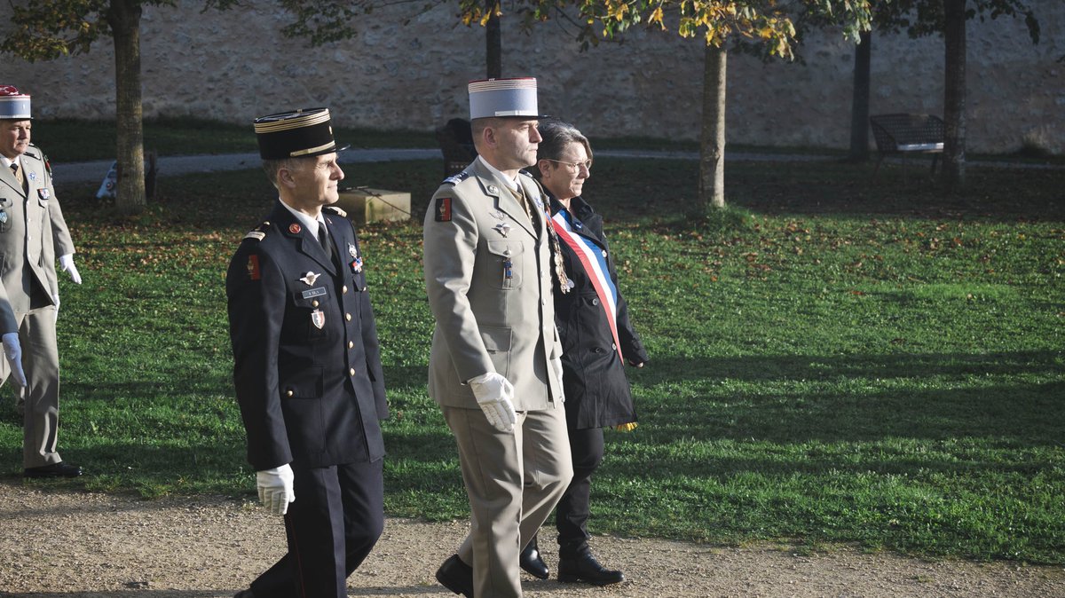 BrigadeDuGenie's tweet photo. Le COL Boris, COLADJ de la BGEN, a participé à la cérémonie de recréation du 6e escadron du @2edragons à @fontevraud ce 11/11. Il devient ainsi le 2e escadron de réserve du régiment et illustre parfaitement la montée en puissance des réserves. #fiersdenosreservistes #calt #bgen https://t.co/4NJIMF7kct