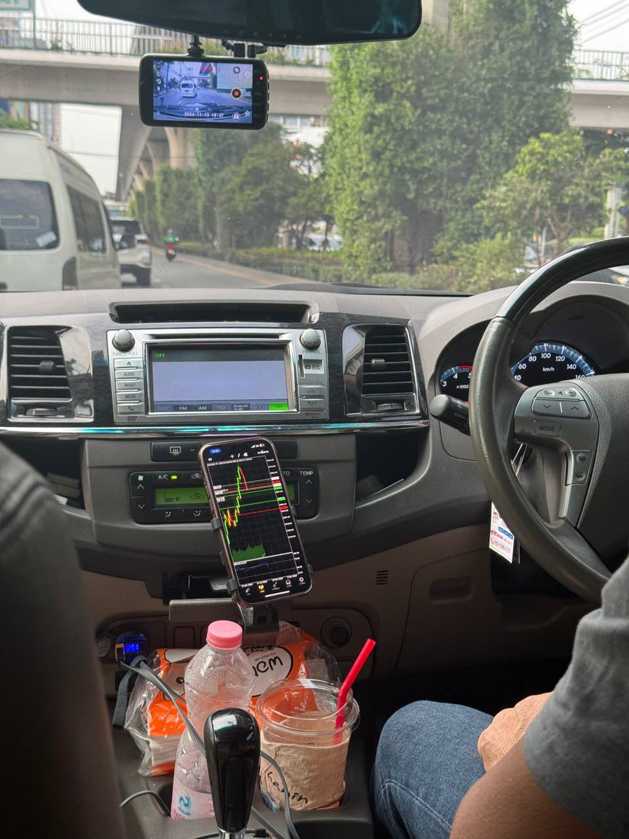 Koenmtb1's tweet image. When your Grab driver has his priorities straight