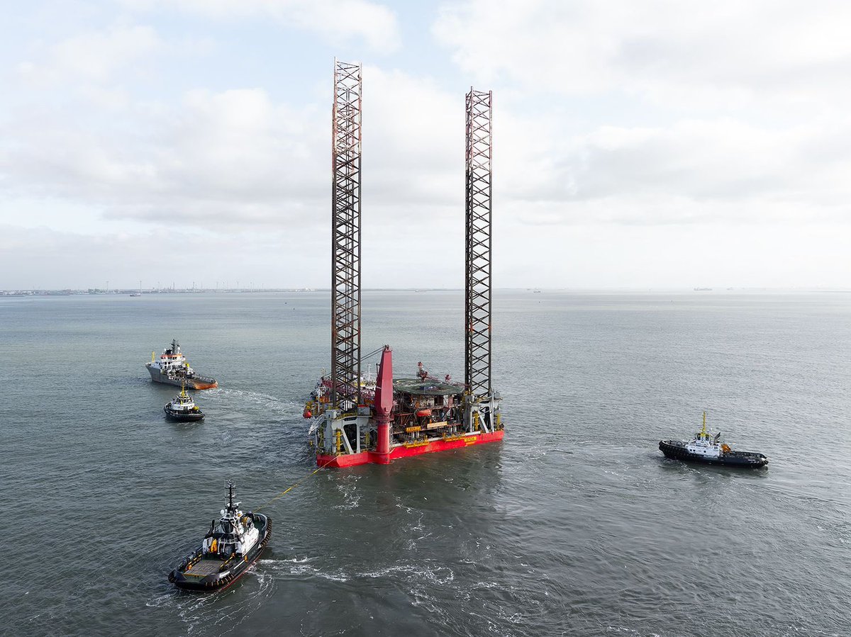 🌊 | 𝗟𝗶𝘃𝗲 @ 𝗦𝗲𝗮: 𝗘𝗡 𝗔𝗩𝗔𝗡𝗧 𝟮𝟲
Our youngest member of the family in action assisting towing jackup ERDA at the North Sea. 

Credits to maritimephoto.com for the pictures!

#offshore #tug