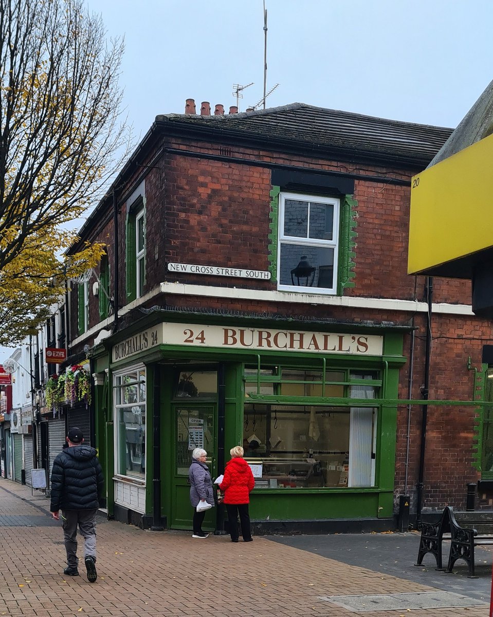 thelifeofpies's tweet image. This place is like going back in time. Burchalls in St Helens ONLY sell pork pies, they serve them still warm out of the oven so the jelly dribbles down your chin and they are fabulous👌 😍 #pie #porkpie